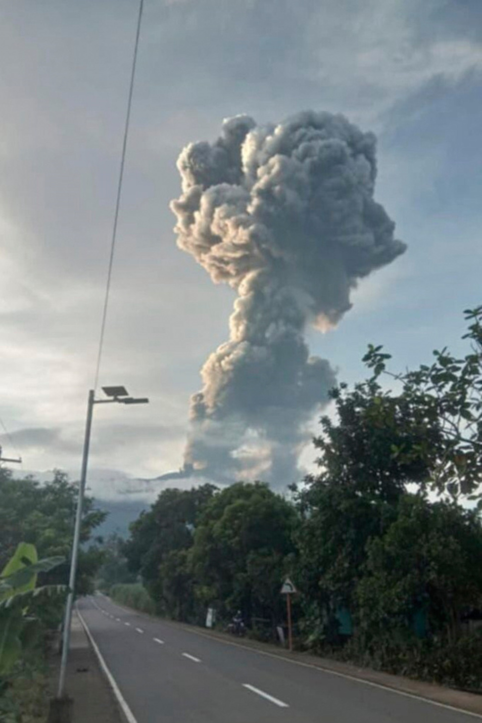 菲律宾坎拉翁火山