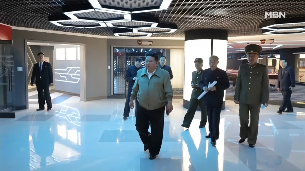 金正恩视察朝鲜首家网咖