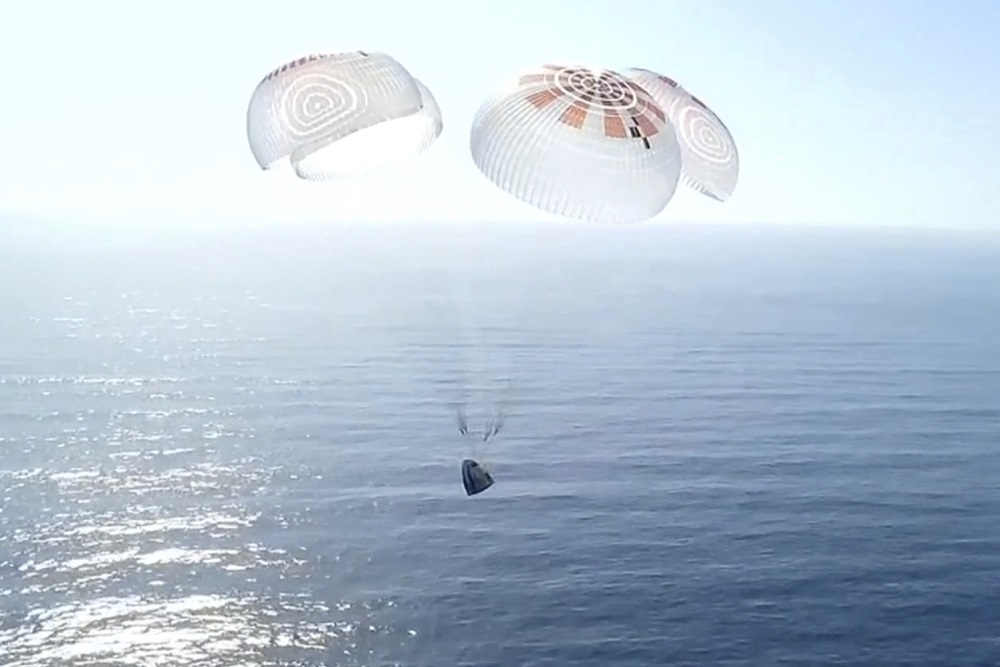 完成地球极地轨道探索 SpaceX“龙”飞船创纪录