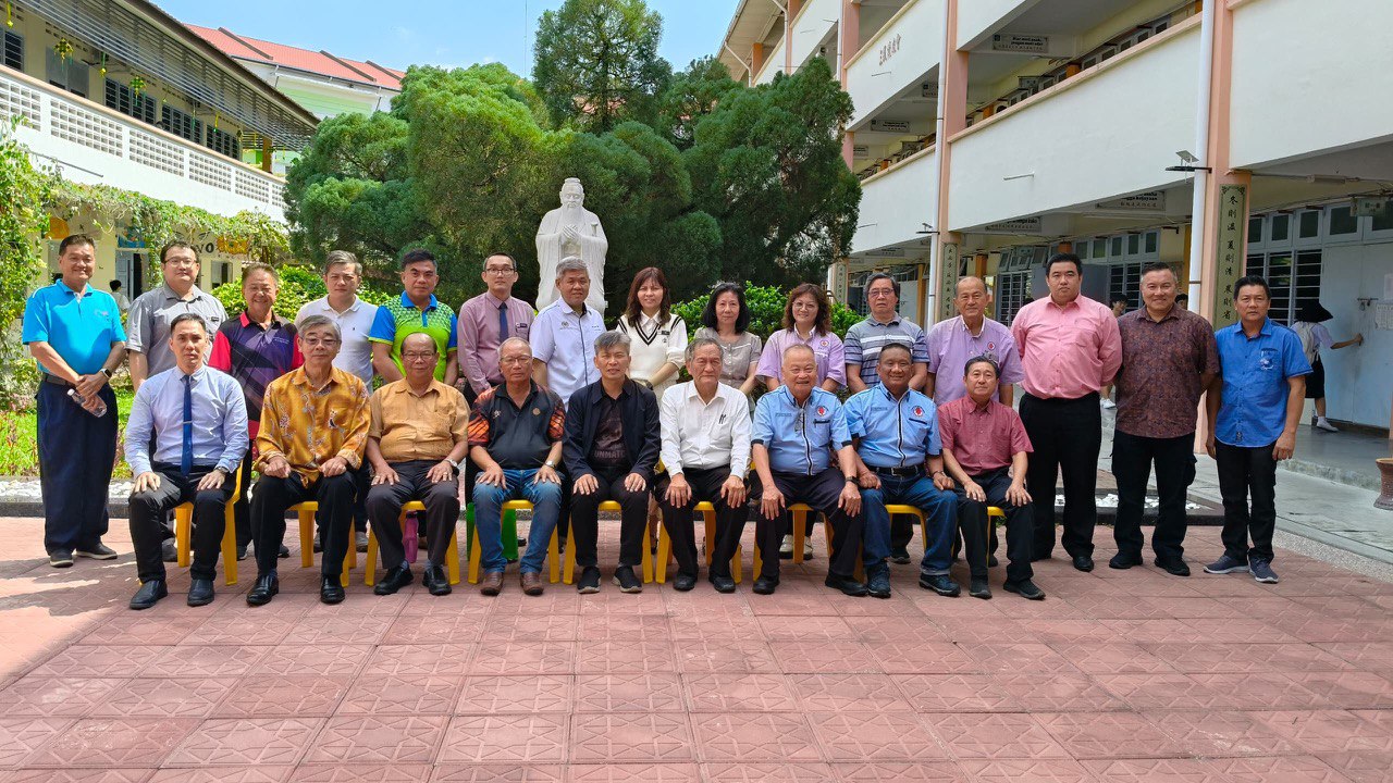 霹雳董联会与霹雳校友率团下安顺