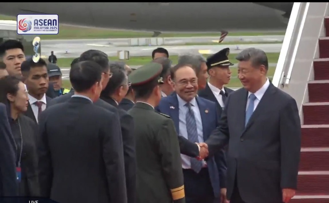习近平专机抵马 首相安华亲接机