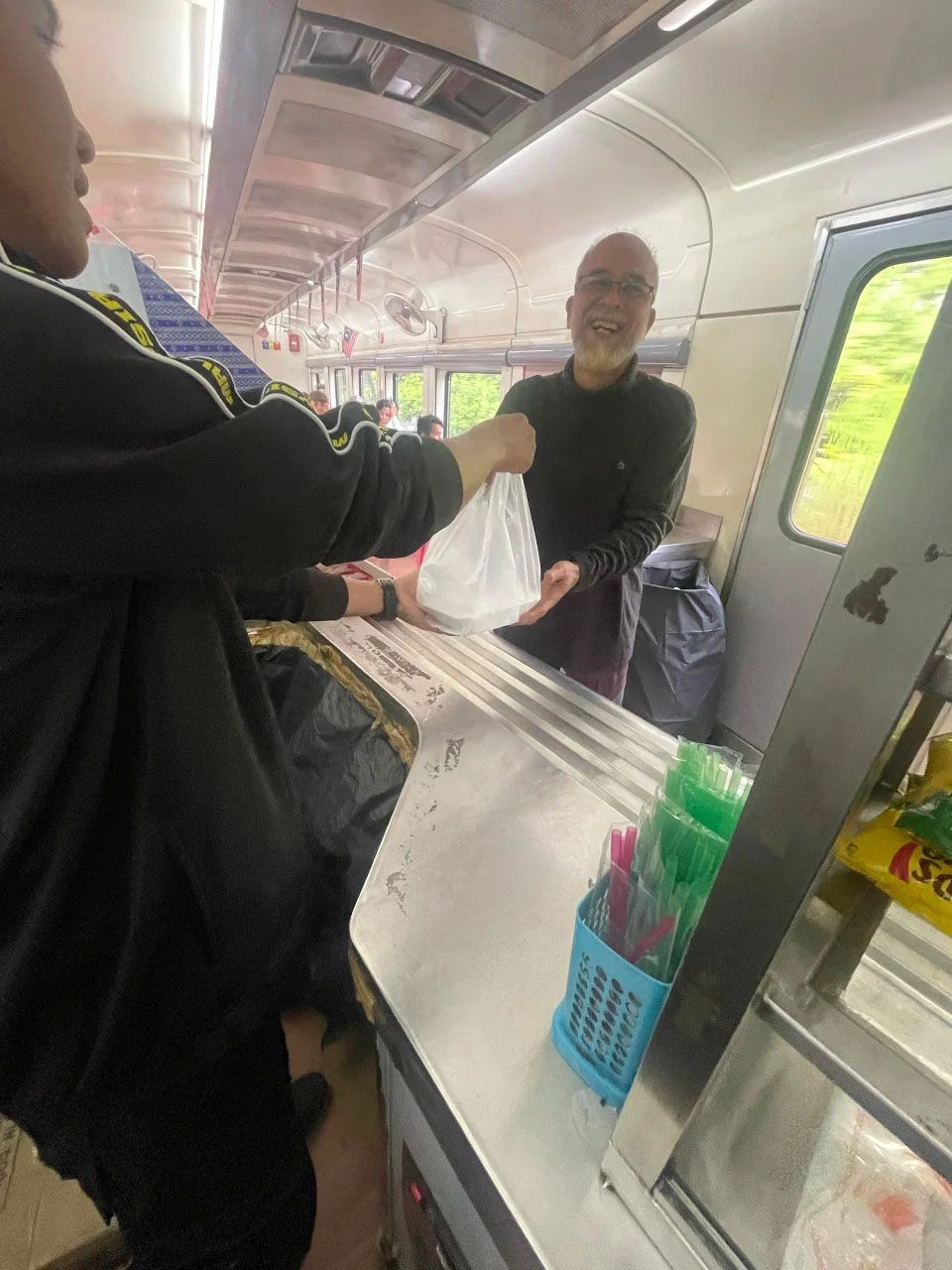 东方人民快车车厢脱轨