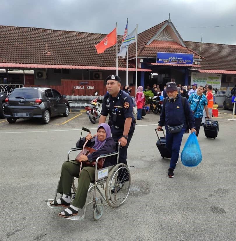 东方人民快车车厢脱轨