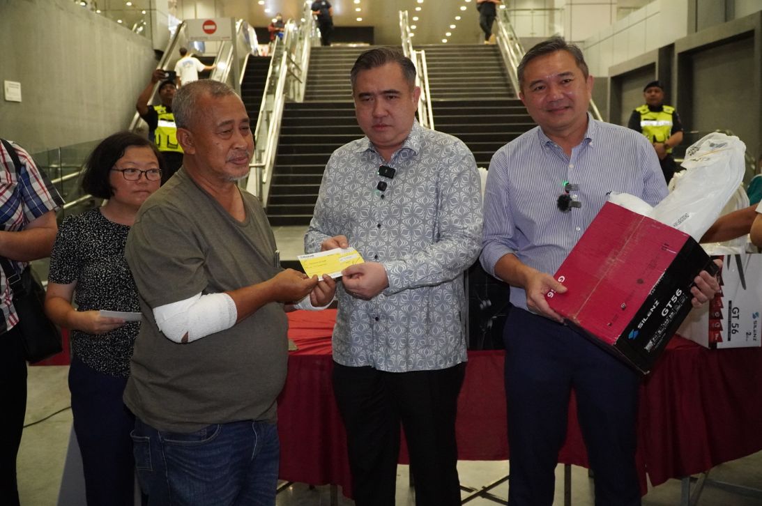 陆兆福移交捐款予布特拉高原天然气管爆炸事故灾民