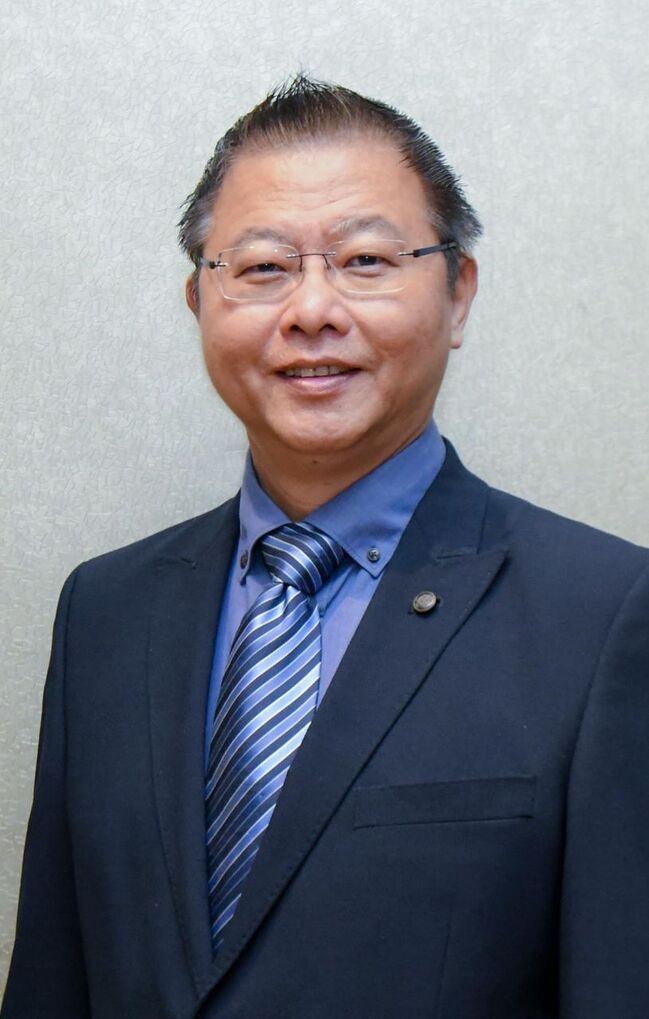 马来西亚华人医药总会总会长拿督何德君