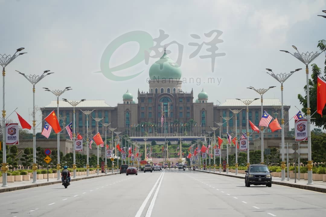 习近平访马 布城到处可见五星红旗飘扬