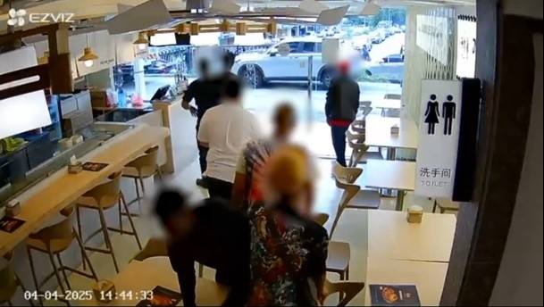 吉隆坡警方蕉赖商业区追匪 惊险画面曝光引热议