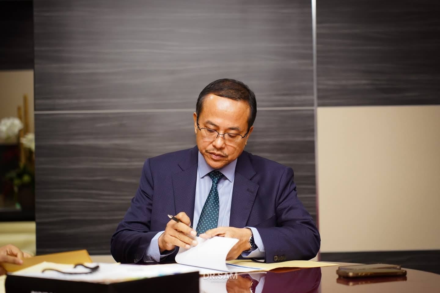 “我像是危险罪犯” 登州大臣控诉受监视