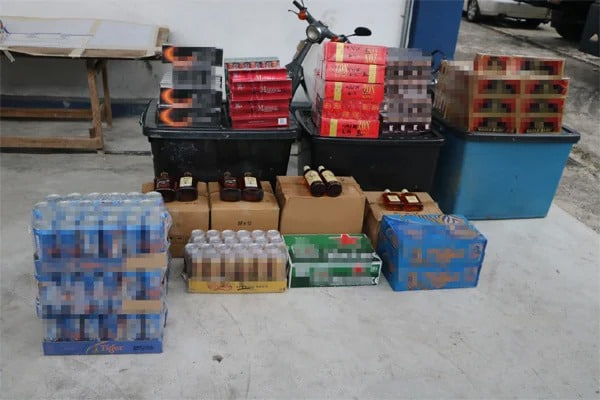 东甲与麻坡执法单位突击 起逾12万元走私烟酒