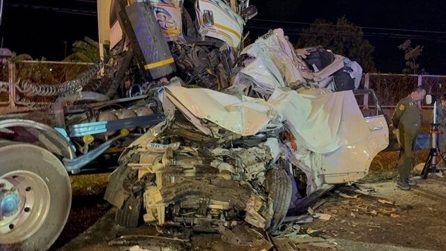 休息站换尿布遭重型拖车猛撞 一家十口8死2伤