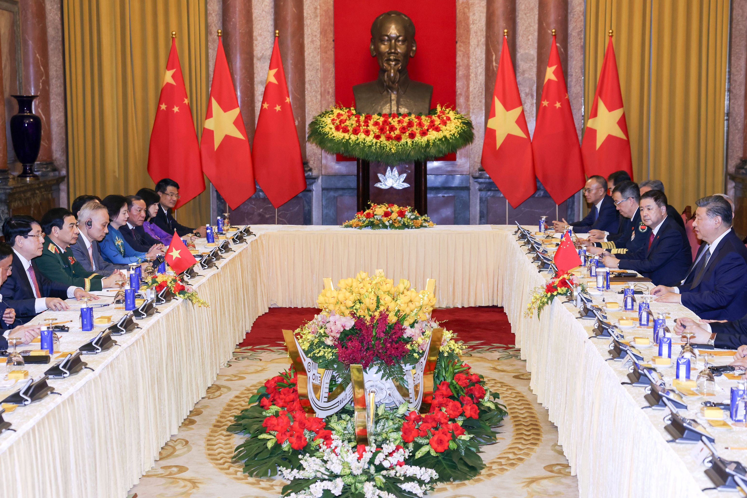 习近平继续访越 与苏林见证中越铁路合作机制启动仪式