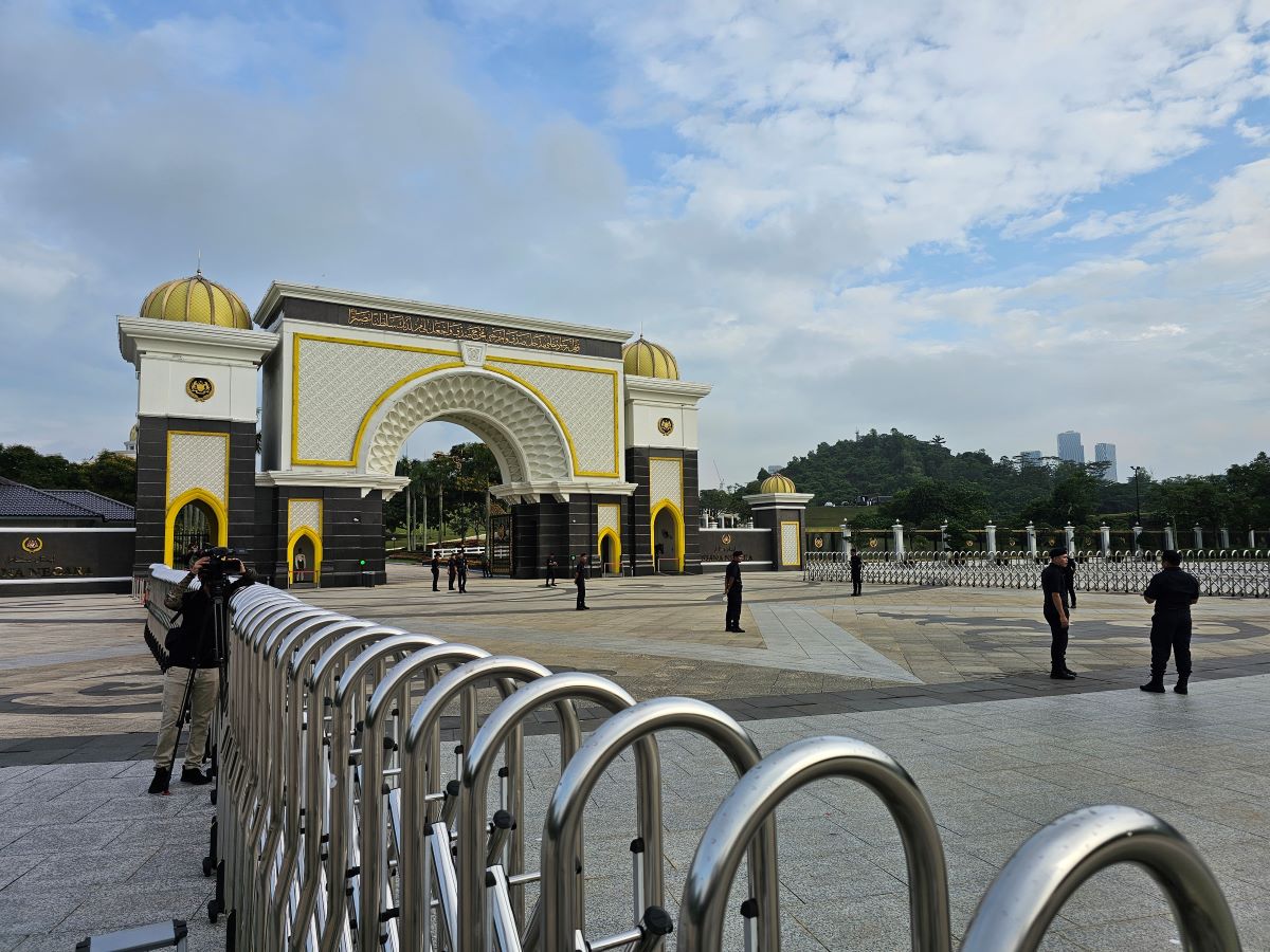 习近平访马 王宫升中国旗迎习近平