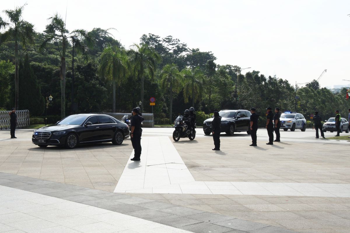 习近平访马 王宫升中国旗迎习近平