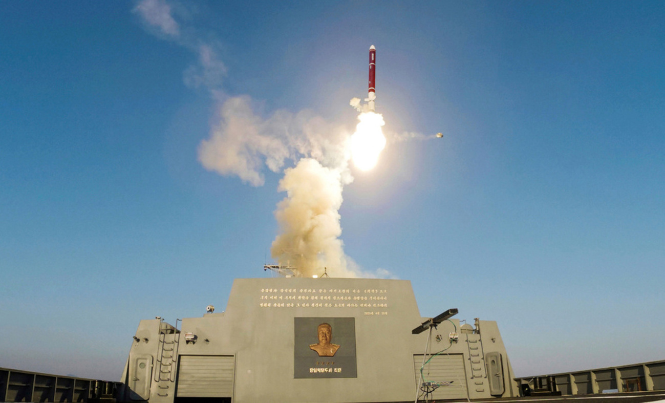 观摩新驱逐舰武器试射 金正恩要求加快核武装