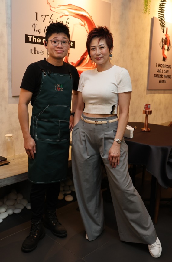 卢伟霖(左)和王淑芬 Loo Loo Casual Dining