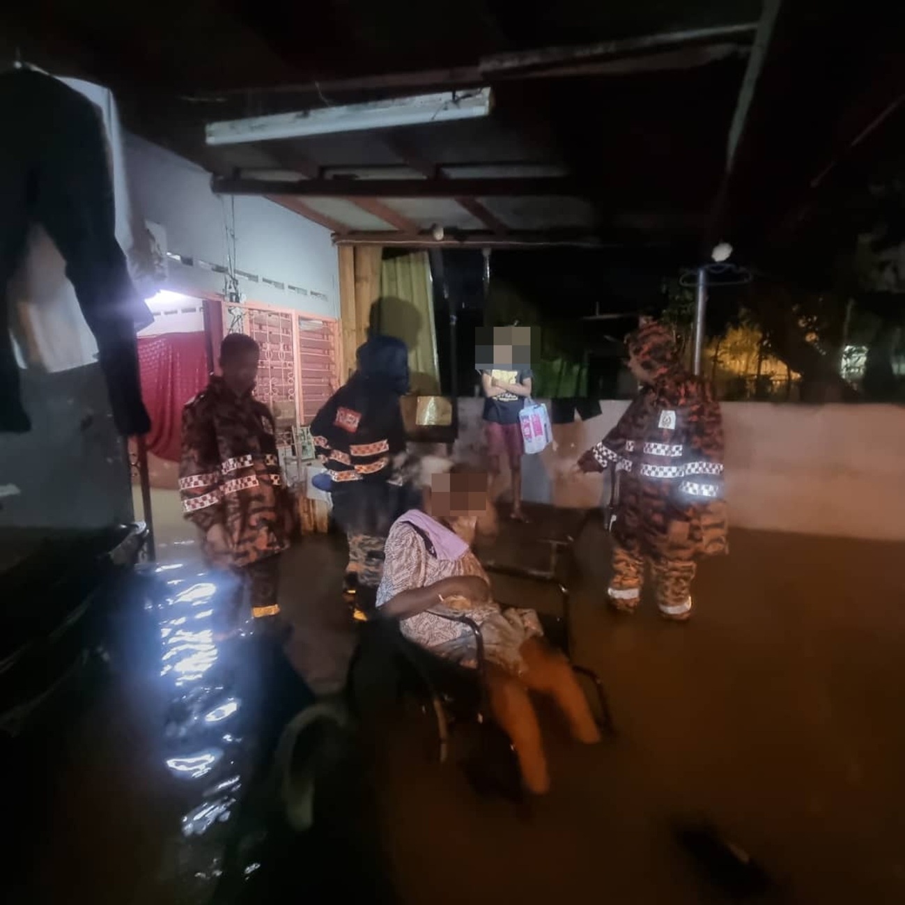 莎阿南突发水灾 中风老妇困家中获救