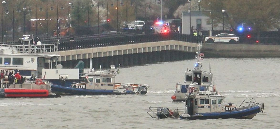 观光直升机坠毁纽约哈德逊河 机身空中解体6死