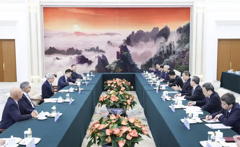 黄仁勋 何立峰 (新华社)