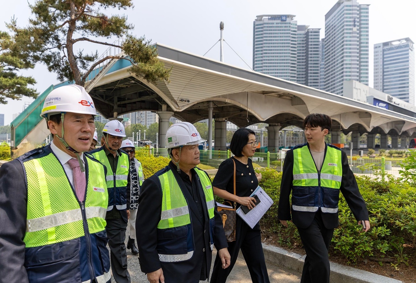 亞曆山大考察韓國道路公社。