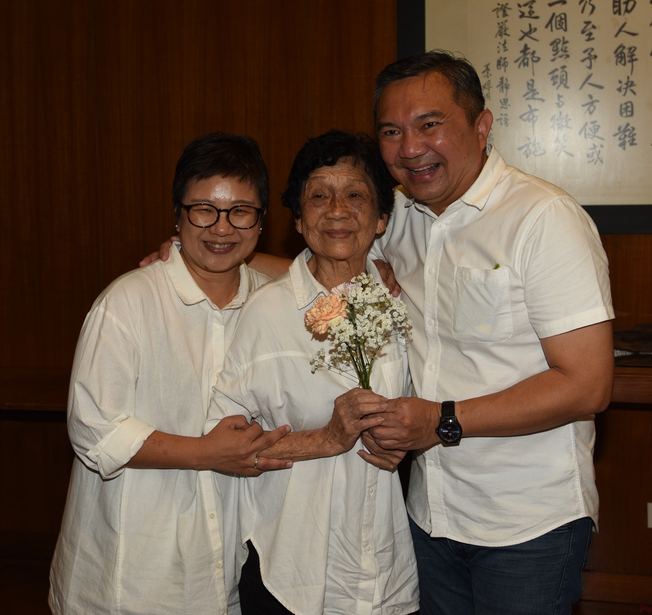 黃思漢獻花給母親