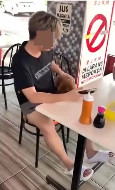 带狗扁担饭店喝酒 警追缉青年助查