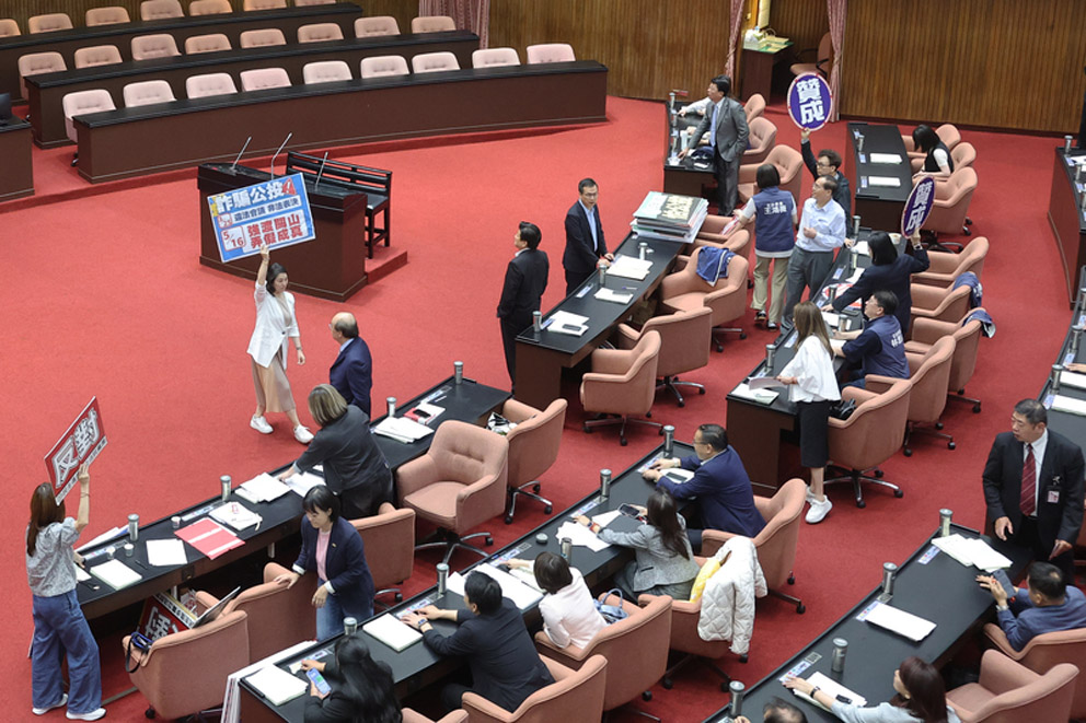 在野党挟多数优势 台通过反废死公投