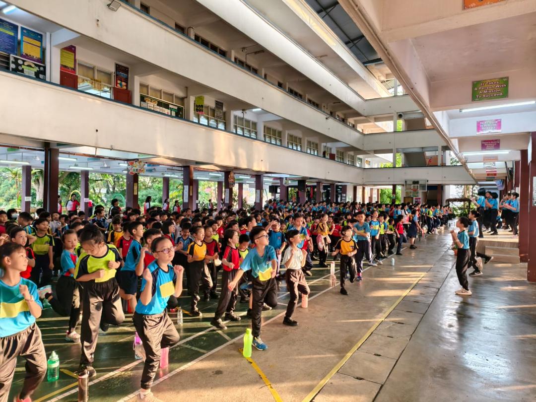 文德甲中华小学越野赛跑，300学生奋力奔跑