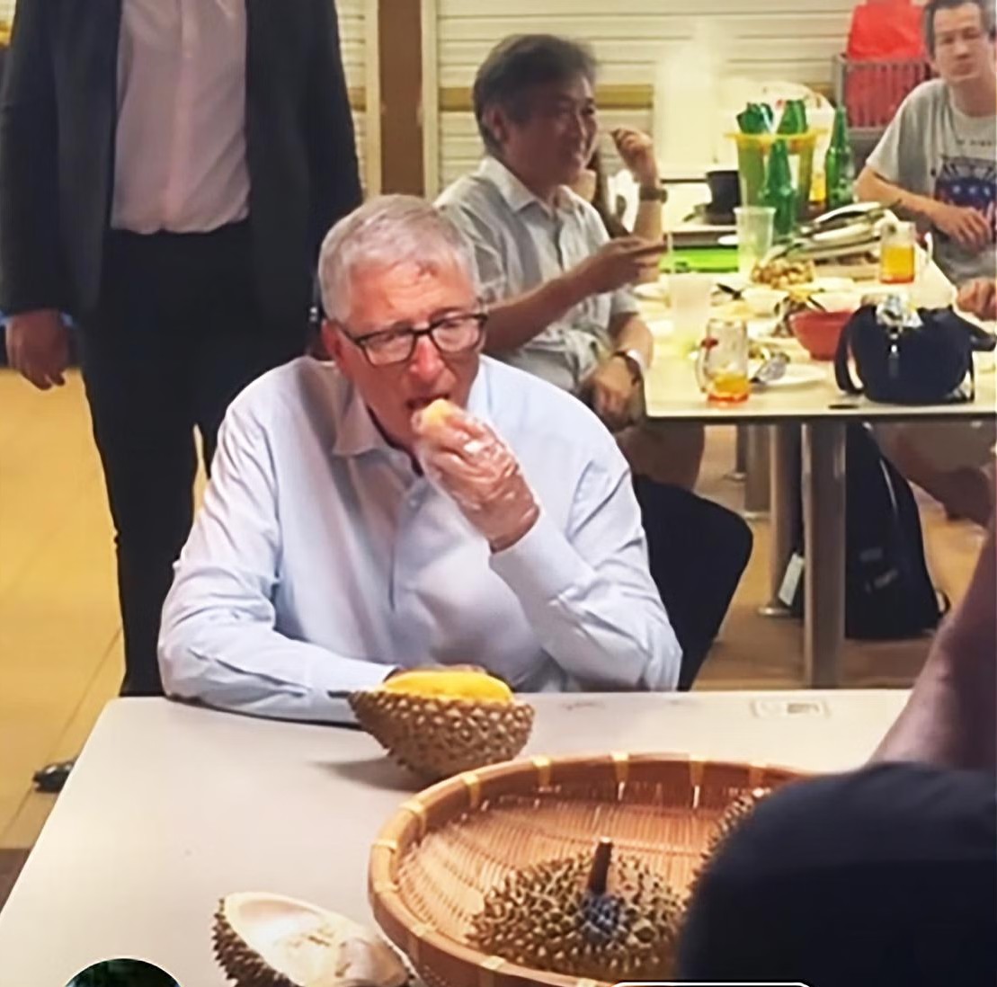【视频】比尔盖茨现身新加坡小贩中心 尝遍鸡饭沙爹榴梿