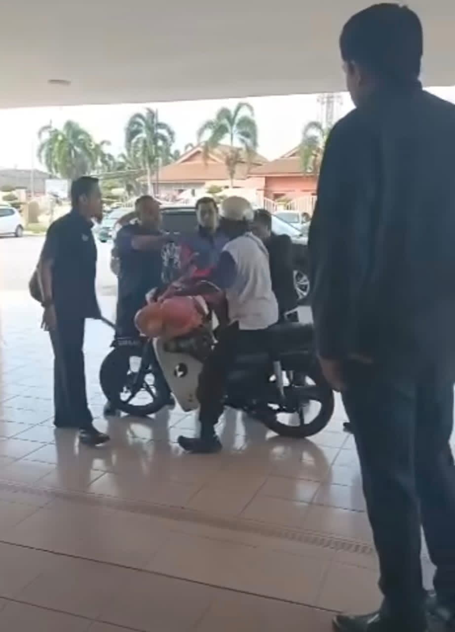 男子怒砸市议会玻璃门