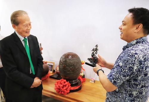 广西中马钦州产业园代表团 访张泰卿贺常青集团50周年