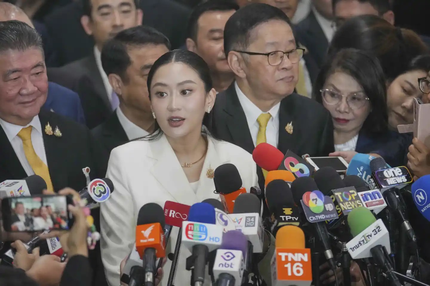 他信保外就医遭质疑 佩通坦愿上庭为父辩护