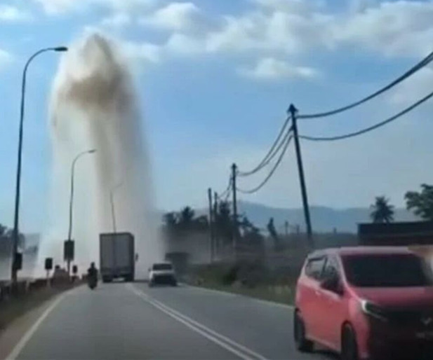 烏雪大路輸水管爆裂
