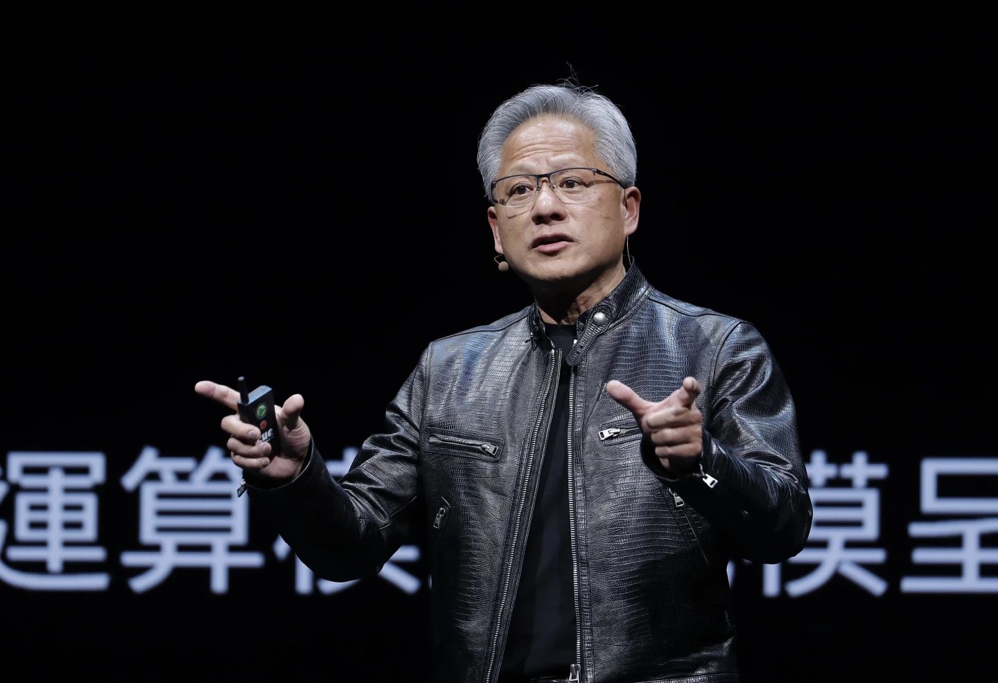 外媒:远比H20便宜 英伟达将推中国版Blackwell芯片