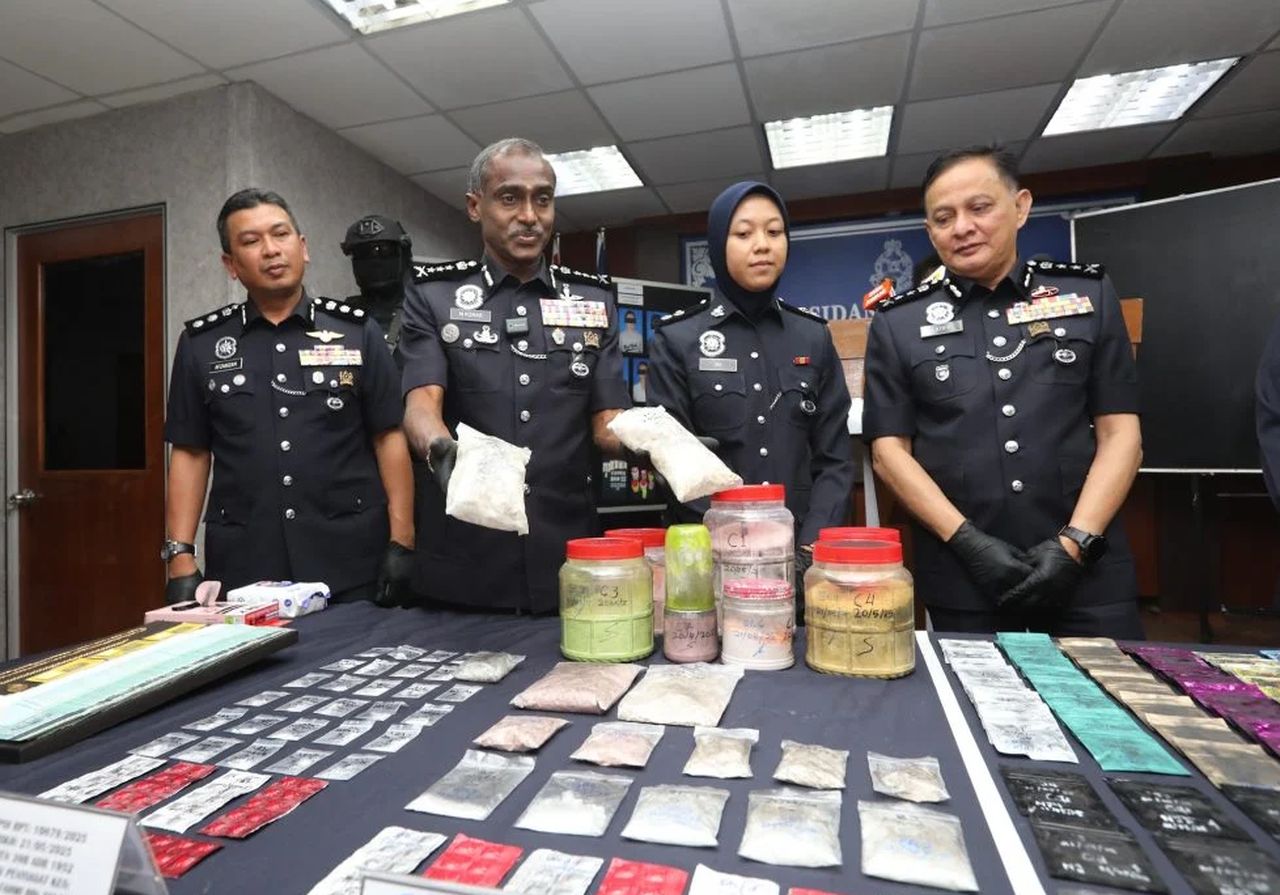 破微信联系买卖毒品集团  柔警扣7男女