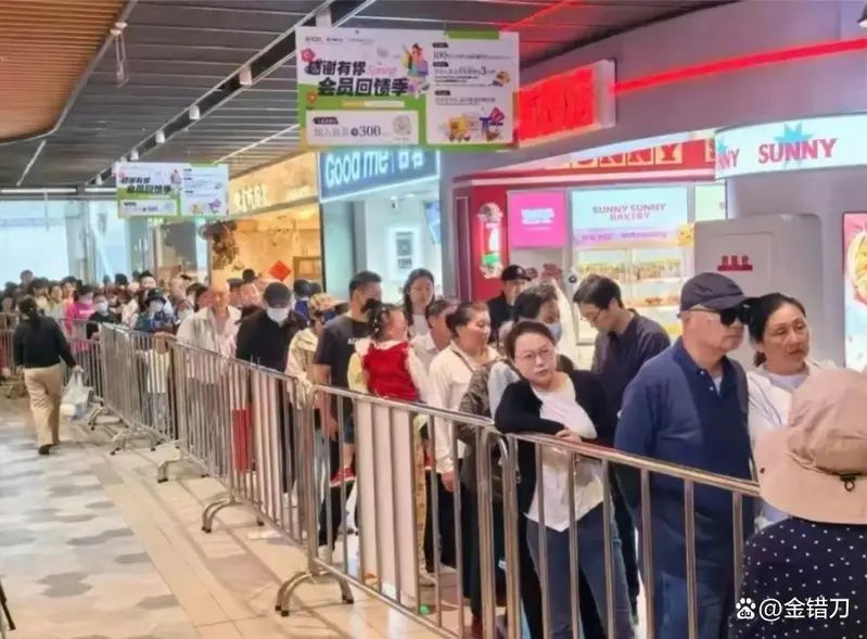 中国“穷鬼超市”被买爆