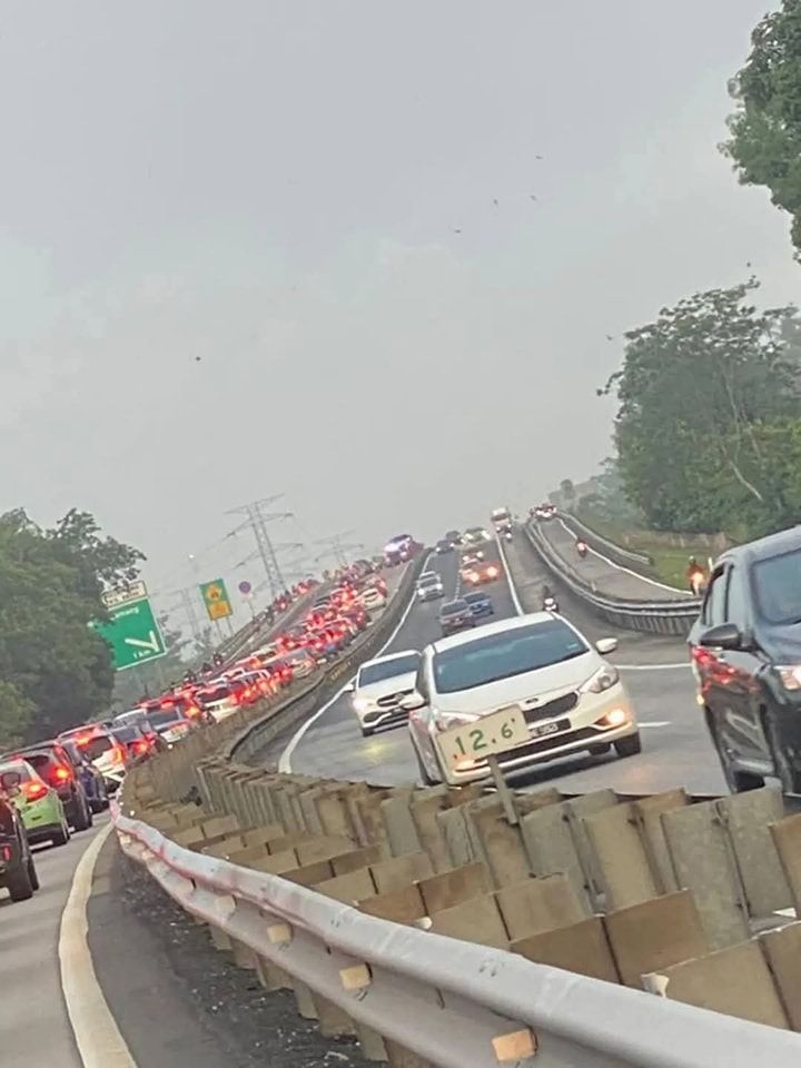 12车连环撞 北海居林大道狂塞两小时