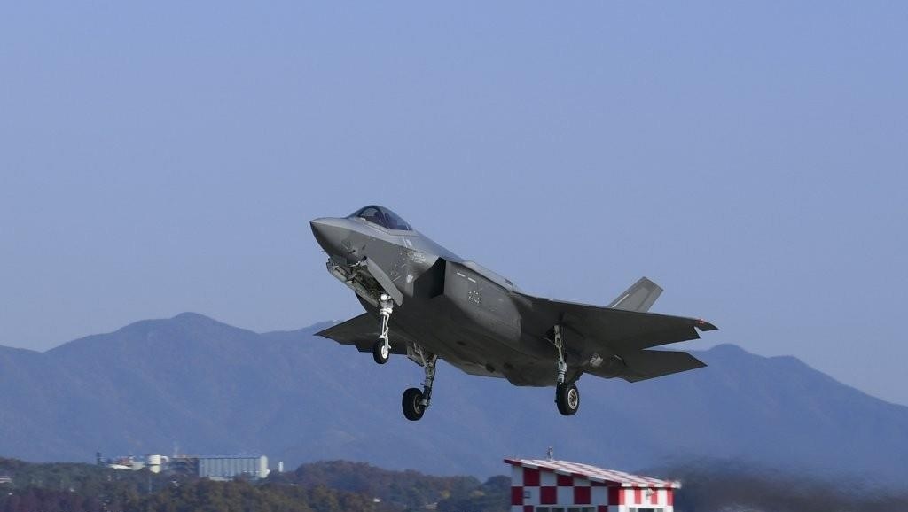 韩国海军军机坠山腰冒浓烟