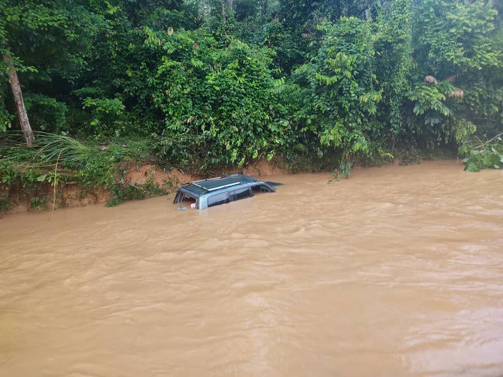 雨天驾卡车渡河 男子疑遭急流冲走