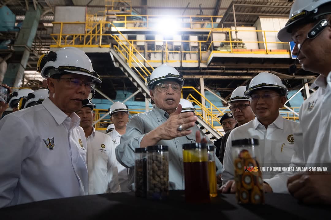 阿邦佐哈里视察油棕废料提炼的分解物