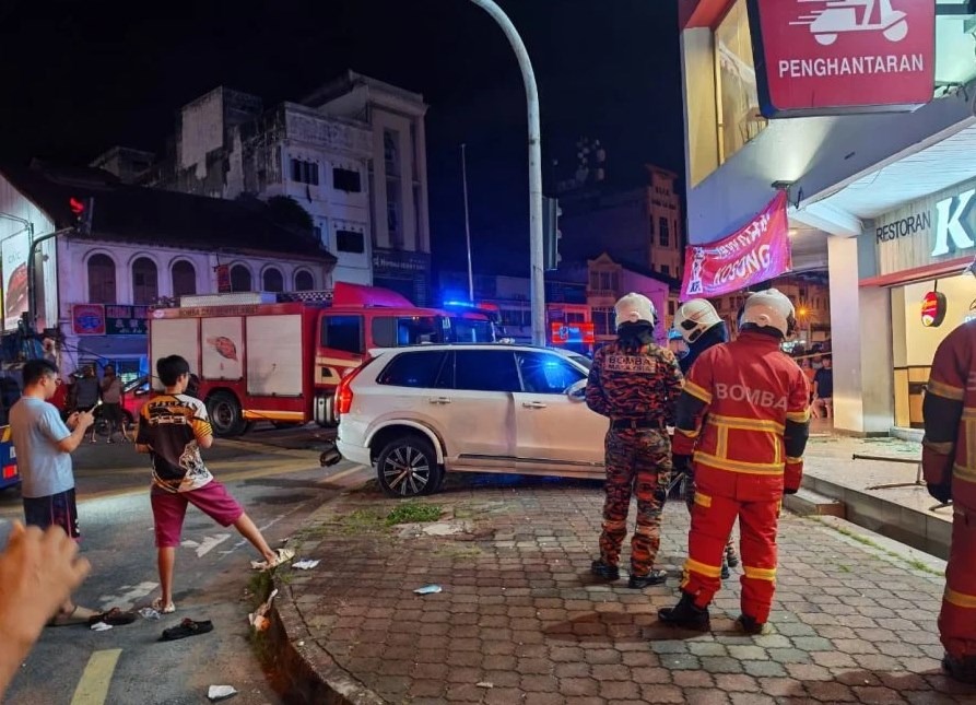 豪车冲进快餐店酿1死7伤