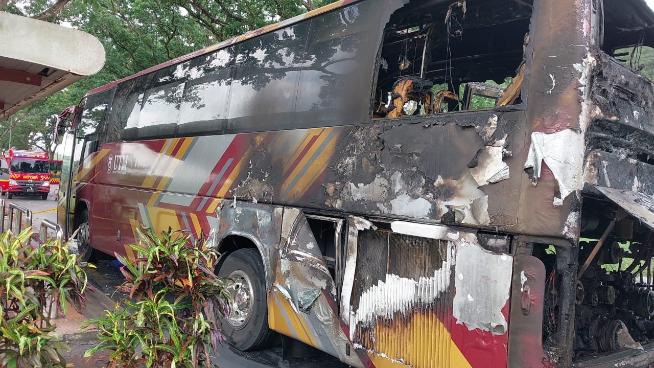 大学巴士行驶中起火 司机6学生及时逃生