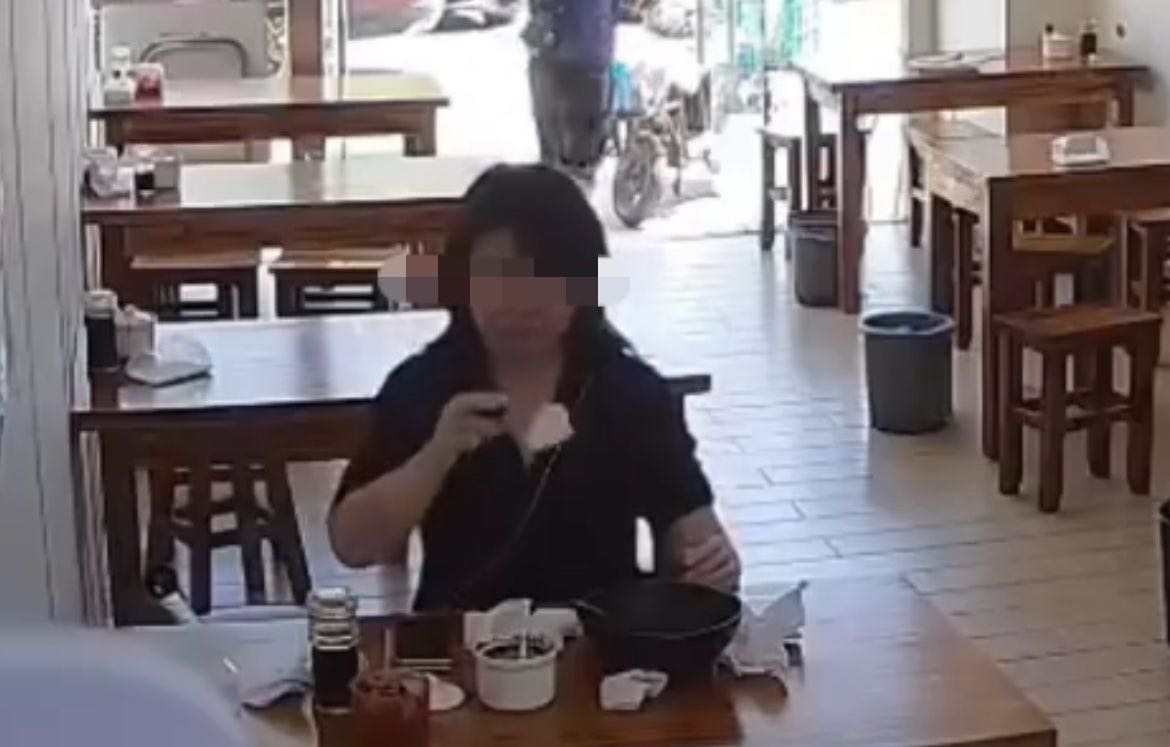 餐厅擦鼻涕后纸巾扔进辣椒酱 缺德女惹众怒被起底