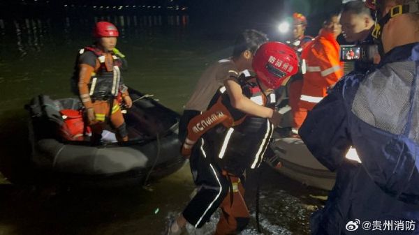 贵州游船翻覆70人落水 已酿3死14失联