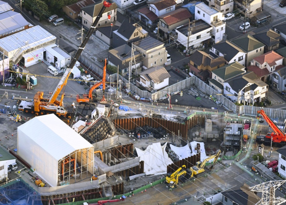 日本路陷坑洞 共同社