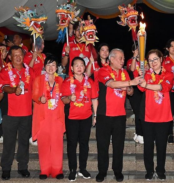 沙国际龙舟赛展现多元亲善氛围 林广有：东马种族和谐是西马学习榜样