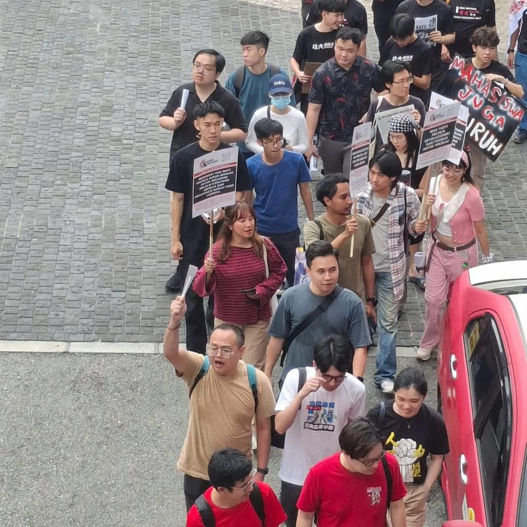 数百人劳动节上街游行