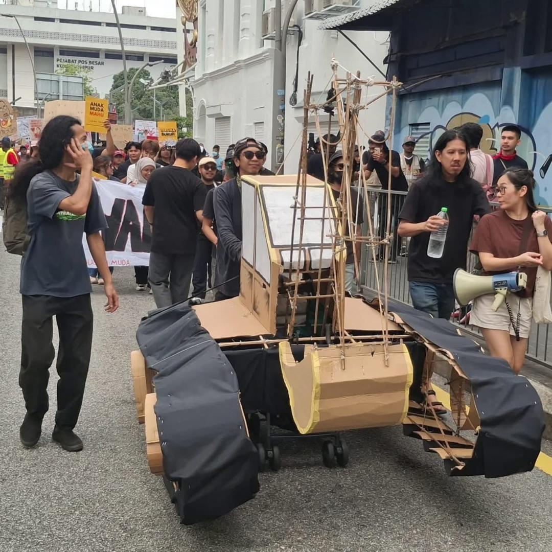 数百人劳动节上街游行
