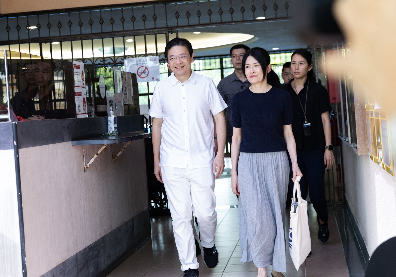 【新加坡大选】黄循财及夫人齐现身 李显龙穿便装投票