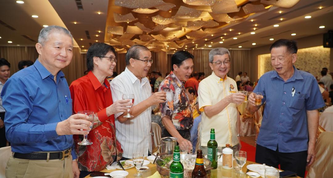 林福山与出席宴会的属会代表把酒言欢