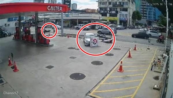 乐龄司机驾车失控 逆驶连撞2摩托车
